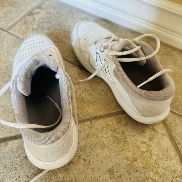 New Balance - Picture 2 of 3